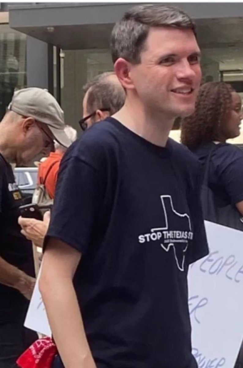 LangmanVince's tweet photo. I can't believe this guy had a mental breakdown because he can't handle the stress of a simple political campaign, he looks so strong and manly! 🤣🤣🤣🤣 https://t.co/ZlIasYRz8L