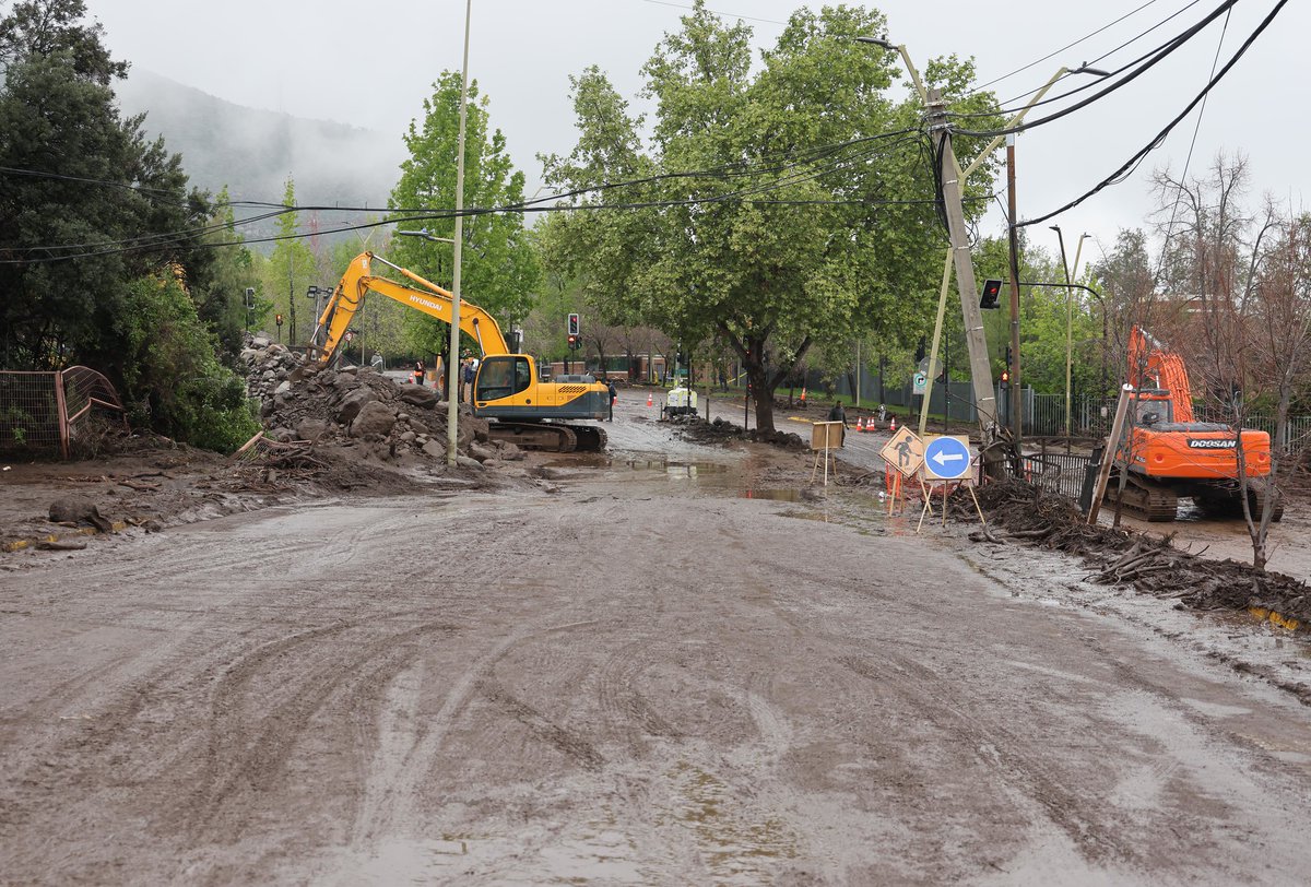 mop_chile's tweet photo. Equipos del MOP avanzan en los trabajos de despeje en una de las zonas más afectadas por la catástrofe. 
Contamos con maquinaria distribuida en San José de Maipo, Ruta G-21 (Camino Farellones) y en San Carlos de Apoquindo. https://t.co/E9vfT883Q0