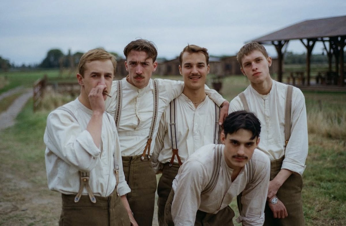strayydog's tweet photo. Besoin urgent de vous partager ces sublimes photos de tournage de Coward de Lukas Dhont. Le 18 novembre prochain au cinéma. 

📸 : Mistral Guidotti; Jaan Stevens; Thomas Nolf; Jaan Stevens. https://t.co/v1q9jT4xsA