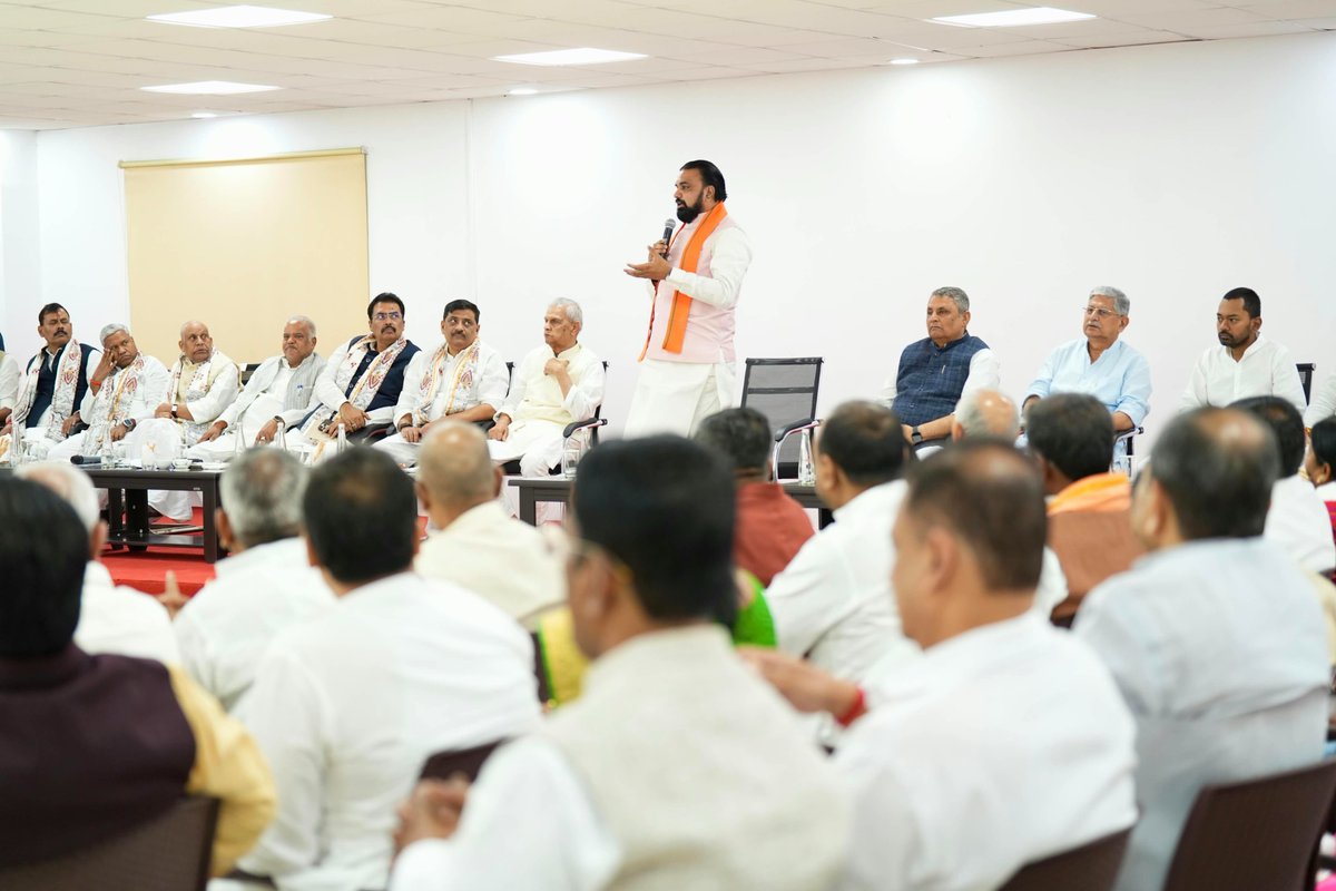 sanjay_saraogi's tweet photo. 📍 लोकसेवक आवास, पटना

माननीय मुख्यमंत्री श्री @samrat4bjp जी के मार्गदर्शन में आयोजित NDA विधानमंडल दल की बैठक में सहभागिता की।

बैठक में आगामी विधान परिषद चुनाव की तैयारियों, गठबंधन की एकजुटता एवं संगठनात्मक मजबूती को लेकर विस्तृत विचार-विमर्श हुआ।

NDA की एकजुटता हमारी सबसे बड़ी ताकत है। इसी एकजुटता और साझा संकल्प के साथ हम आगामी चुनाव में बेहतर प्रदर्शन एवं विकसित व समृद्ध बिहार के निर्माण के लिए प्रतिबद्ध हैं।

#NDA4Bihar