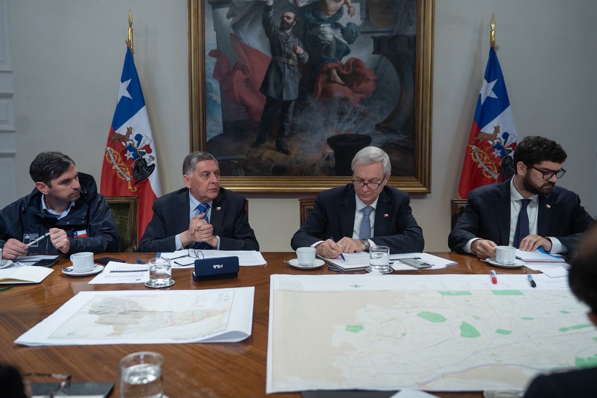 PresidenteKast's tweet photo. Hoy encabezamos en La Moneda una reunión de coordinación junto al ministro del Interior, Claudio Alvarado, y los subsecretarios Máximo Pavez, Sebastián Figueroa y José Francisco Lagos, para evaluar la situación tras el aluvión que afectó a la comuna de Las Condes y Talagante

Seguimos atentos a la emergencia y trabajando de manera coordinada para dar respuesta a las necesidades de las familias afectadas.
