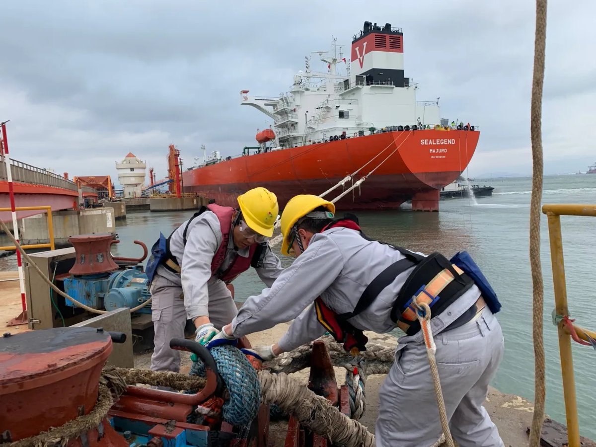 Logicf95l4's tweet photo. En el muelle, el timonel del yate ajusta la jarcia junto a la borda; su mirada clara no se desvía ni un instante, ni hay desorden entre el equipo de navegación que guarda ordenadamente. https://t.co/rAYYQfCE4a