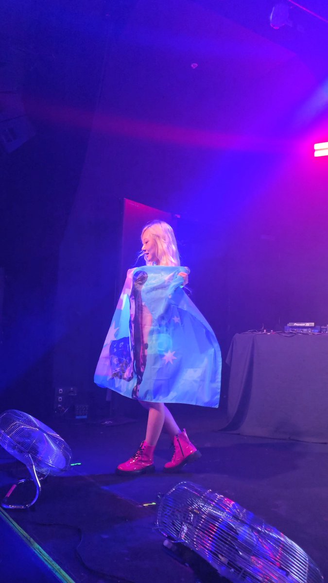 rvssjohn's tweet photo. Seeing the girls happy with the flags I made just made everything oh so special @f5ve_official @TheDeep_offical https://t.co/x6wNUdZgJs