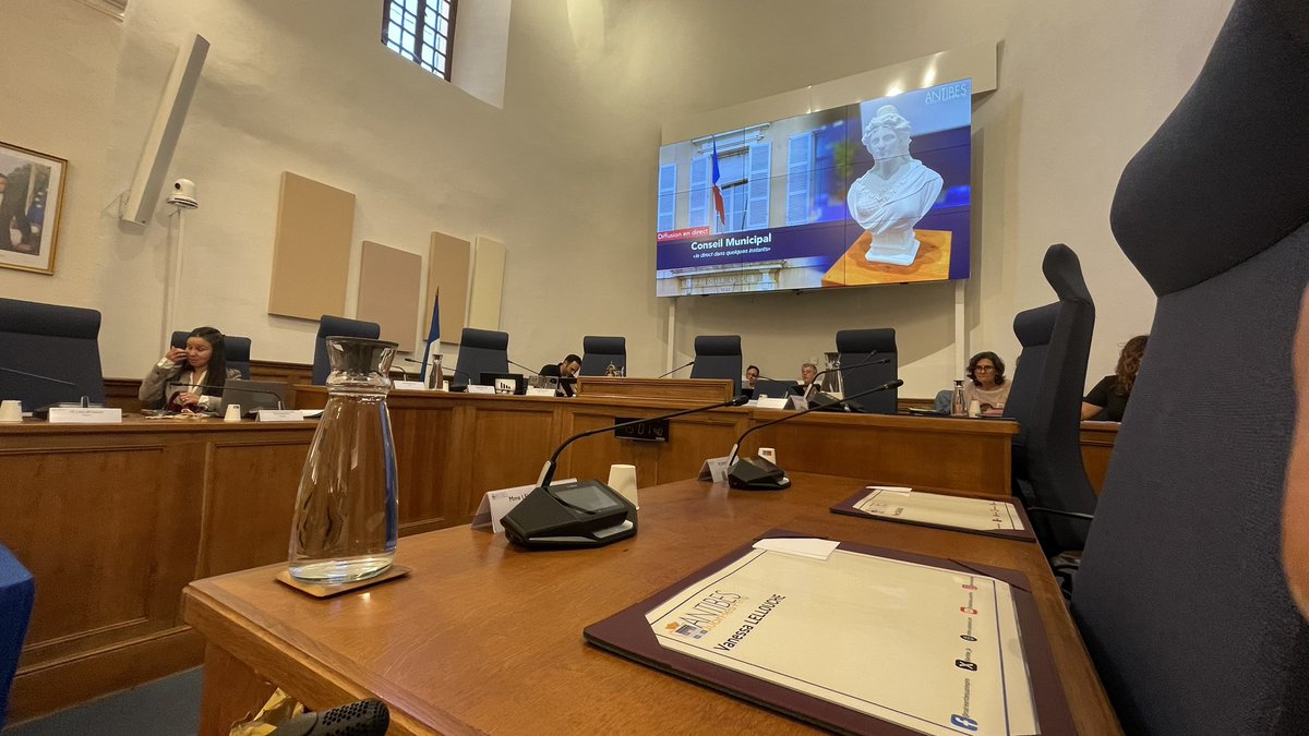 XWiik's tweet photo. 🏫 @jeanleonetti ouvre le #CMAntibes à suivre 🎥  en direct sur la page officielle de @antibes_jlp sur Facebook !

📌 Au programme notamment :
🏛️ Ravalement des façades à Juan-les-Pins
🚆 Projet de pont-rail au Val Claret
🌊 Captation des macro-déchets à la Garoupe
💧 Qualité et prix de l’eau potable… et bien d’autres sujets !

🔗 Ordre du jour complet : https://t.co/j9tPHJigv4