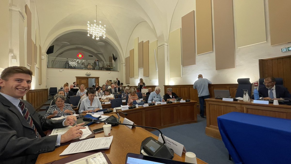 XWiik's tweet photo. 🏫 @jeanleonetti ouvre le #CMAntibes à suivre 🎥  en direct sur la page officielle de @antibes_jlp sur Facebook !

📌 Au programme notamment :
🏛️ Ravalement des façades à Juan-les-Pins
🚆 Projet de pont-rail au Val Claret
🌊 Captation des macro-déchets à la Garoupe
💧 Qualité et prix de l’eau potable… et bien d’autres sujets !

🔗 Ordre du jour complet : https://t.co/j9tPHJigv4