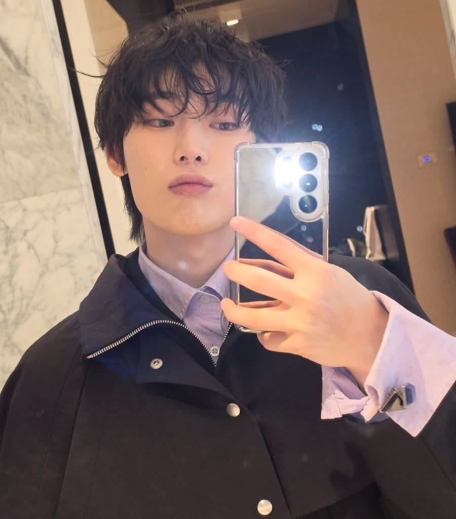 sunymysunshine's tweet photo. sunoo’s constancy with his big mirror phonecase since 2025 😭 https://t.co/wEd20lhDp6