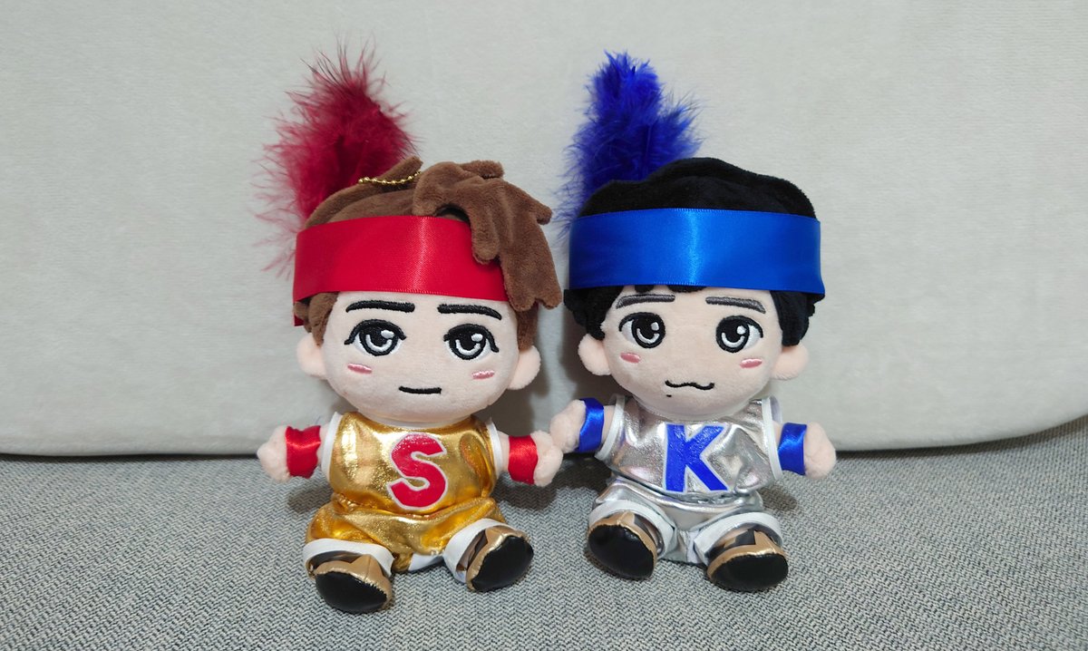 AXingSang's tweet photo. 在花了將近三個月的時間終於完成我的大宮SK娃娃啦💛💙 (太開心了，我擺拍了很多張相似的🤣)

#大宮SKぬいぐるみ https://t.co/qJXQBHYXX6