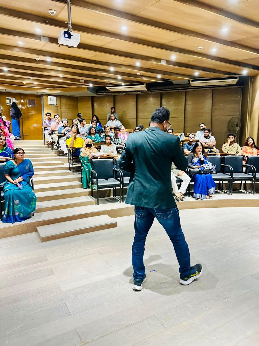 codemanbd's tweet photo. ইস্ট ওয়েস্ট ইউনিভার্সিটি-তে “AI ফর প্রোডাক্টিভিটি ও প্রম্প্ট ইঞ্জিনিয়ারিং” টপিকে ৮০+ পার্টিসিপেন্টস নিয়ে দারুণ একটি ওয়ার্কশপ নিয়েছেন কোডম্যানবিডি এর সিইও মিনহাজুল আসিফ। নতুনদের মধ্যে AI নিয়ে কৌতূহল, আগ্রহ ও শেখার ইচ্ছা সত্যিই আশাব্যঞ্জক। আয়োজকদের অসংখ্য ধন্যবাদ। https://t.co/1IPeRu3Eie