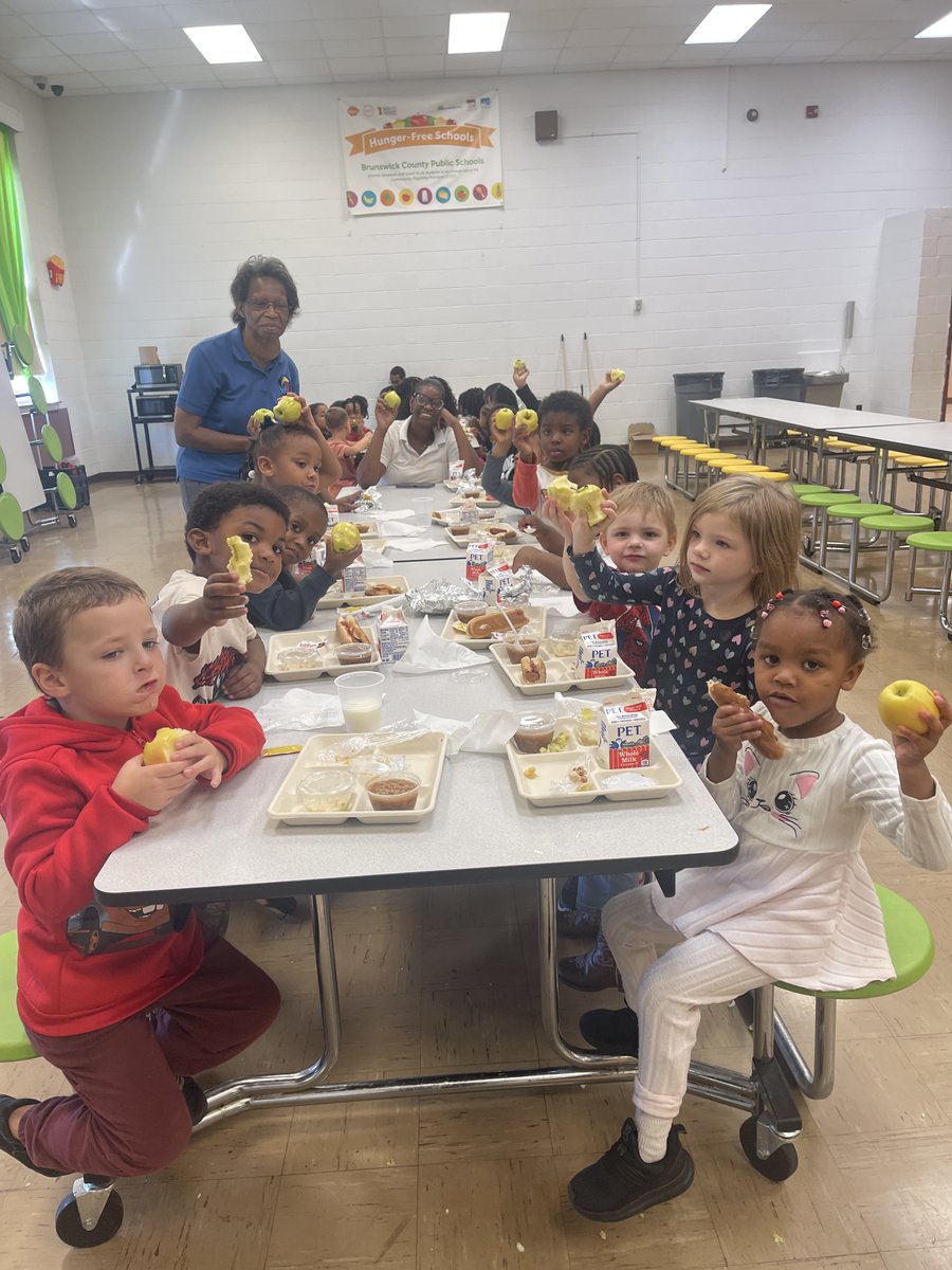 bcpsva's tweet photo. 🍎 Healthy habits start with one simple crunch! BCPS students and staff enjoyed fresh apples as our Child Nutrition Department celebrated healthy eating and nutritious choices. Thanks to our team for making nutrition fun! ❤️ #BrunswickStrong https://t.co/emjav6k25d