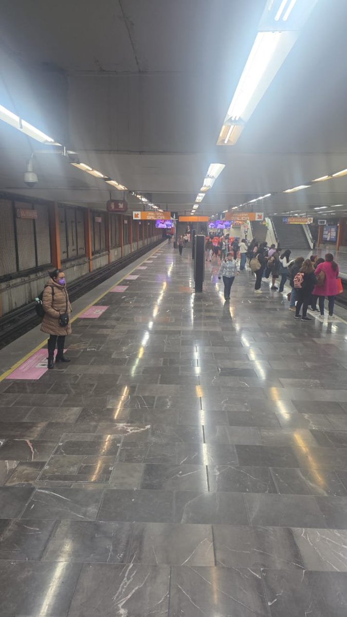 MetroCDMX's tweet photo. #MetroAlMomento:
Las Líneas 1, 2, 4, 5, 6, 7, 8, 9, 12 y A presentan afluencia controlada y buen avance de trenes desde las terminales.

Se registra afluencia alta en las Líneas 3 y B; sin embargo, se envían unidades vacías a las estaciones de mayor demanda. Personal del Sistema se encuentra en estaciones y terminales para agilizar el servicio.

Toma previsiones y anticipa tu salida. #MovilidadCDMX