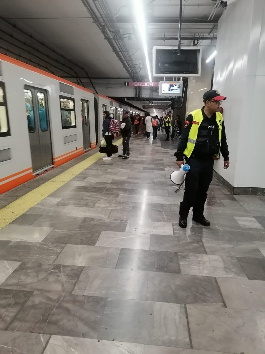 MetroCDMX's tweet photo. #MetroAlMomento:
Las Líneas 1, 2, 4, 5, 6, 7, 8, 9, 12 y A presentan afluencia controlada y buen avance de trenes desde las terminales.

Se registra afluencia alta en las Líneas 3 y B; sin embargo, se envían unidades vacías a las estaciones de mayor demanda. Personal del Sistema se encuentra en estaciones y terminales para agilizar el servicio.

Toma previsiones y anticipa tu salida. #MovilidadCDMX