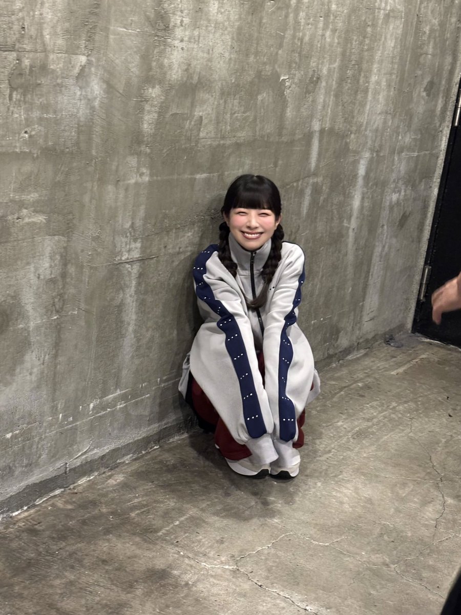 ShibaNori914's tweet photo. 芝崎典子コラボグッズ受注受付終了まであと５日⚠️
直前までこんなニッコニコなのに撮影は精一杯かっこつけている私の写真です。
トラックジャケットほんとに着やすい季節でいっぱい着ています。お揃いできますように〜！♡
#のりこらぼ https://t.co/zkP3Ydb05U