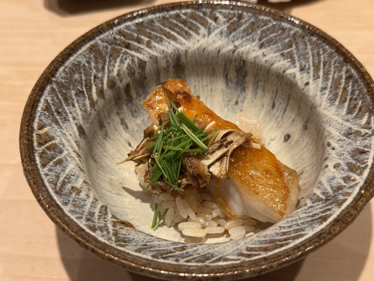 shimo_choro007's tweet photo. 金曜日だから寿司！

きんき＋松茸のすき焼き風
この時期だけの柔らかいししゃも
さわら
しまあじ

が美味かったなぁ

ここは必ずひと品ある酢飯と混ぜて食べる系が特に毎回楽しみ🥳🥳🥳

ごちそうさまでした https://t.co/7kL3GekpMq