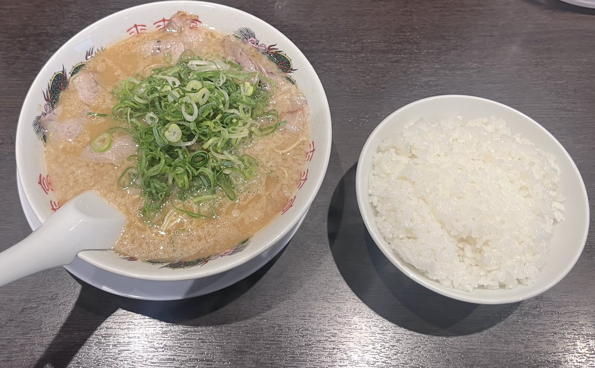 quiz_player's tweet photo. #見た人もなにか無言でラーメンをあげる https://t.co/BmMTNGiVF0
