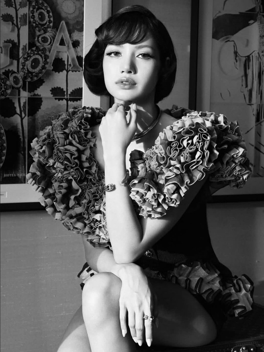 WORLDMUSICAWARD's tweet photo. LISA was the most covered Asian celebrity at Paris Fashion Week SS27, accounting for 1.42% of digital news coverage and 1.01% of social media conversation!💪🥇🌏🌟🗼🇫🇷 👗 👠  📸 ✨👑🤍

LV PRINCESS  
LISA LOUIS VUITTON SS27   
#LISAxLVSS27 
#LISAxLouisVuitton 
#LISA @wearelloud
@BLACKPINK