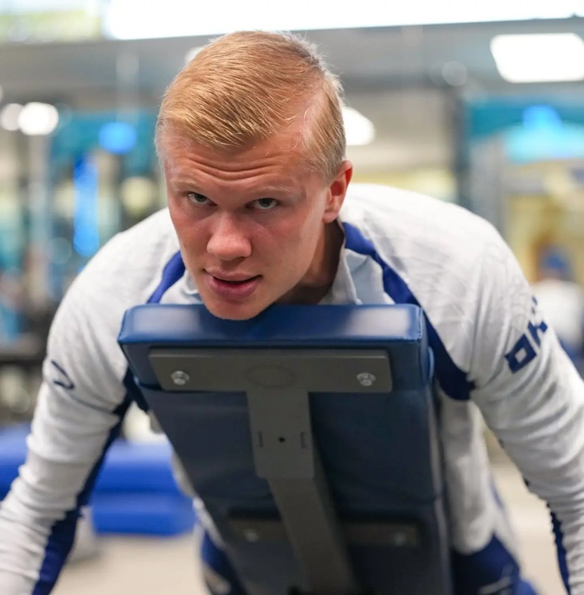 erling_haalannd's tweet photo. Ele é tão lindo que, às vezes, eu não acredito que alguém assim realmente exista 
Obs.: fotos do treino de ontem 😉 https://t.co/Bp45qdAddm