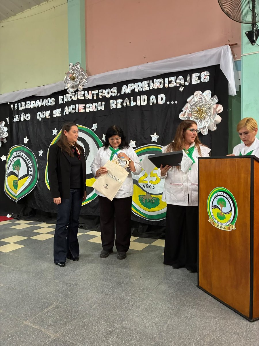 SenadoSantaFe's tweet photo. 👏 @alcidescalvoOK reconoció la trayectoria de la Escuela "Ángela Peralta Pino" de Rafaela

🔗 https://t.co/glY6p2yOGP https://t.co/xu7A9g7iWQ