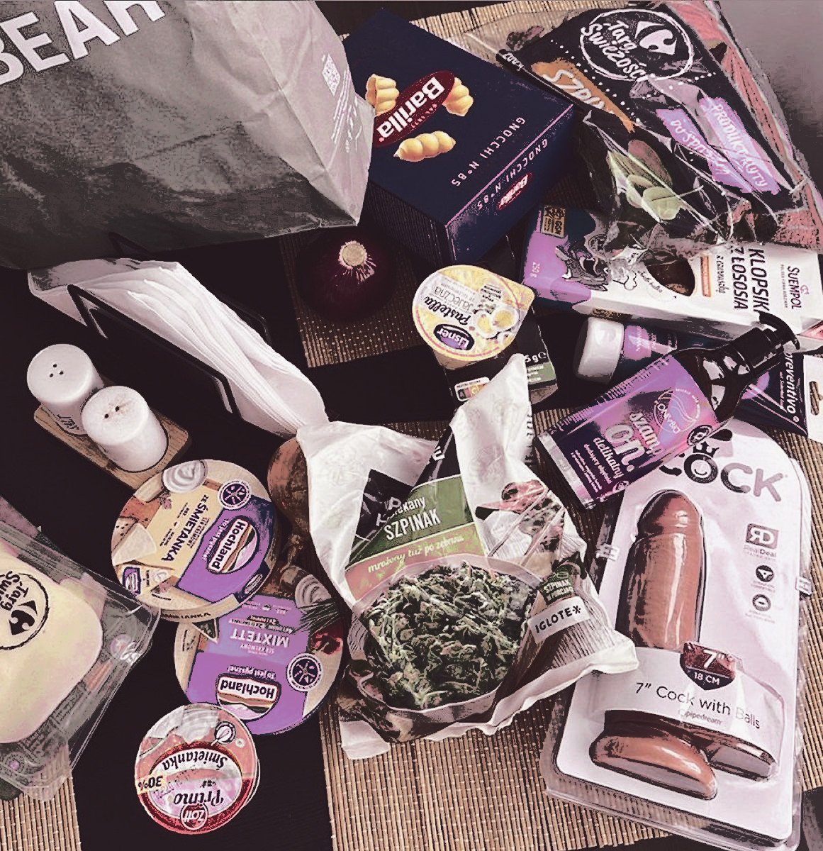 GWENPO_OL's tweet photo. ㅤㅤ
( @AChxvxz ) llega con las bolsas de compras, esparcidas luego en el suelo pues se había agotado su nivel de energía mientras subía las escaleras - el ascensor no funciona - de todas formas cumplió su misión 

ᅠ
      ───── Mac. Compré todo ¿Faltó algo?
ᅠ
ㅤㅤ https://t.co/wCv3se5Bt5
