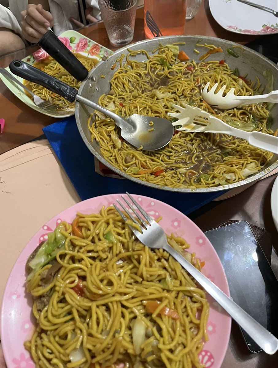luvcal1's tweet photo. Before this day ends, I just want to thank @444chainsaw, @justjoeit11, @denisefied and sa lahat ng bumati kay papa for making this celebration possible. Hindi ko talaga expected na may magbibigay saakin pandagdag sa handa niya today 🥹 Dapat po sana onting handa lang kami today since limited lang yung budget pero dahil sa tulong niyong tatlo nabili po namin yung gusto niya. Sobrang masaya yung family ko kasi minsan lang namin siya makasama and naging sobrang sulit pa. Wishing you all the same happiness you brought to us today po! ❤️
