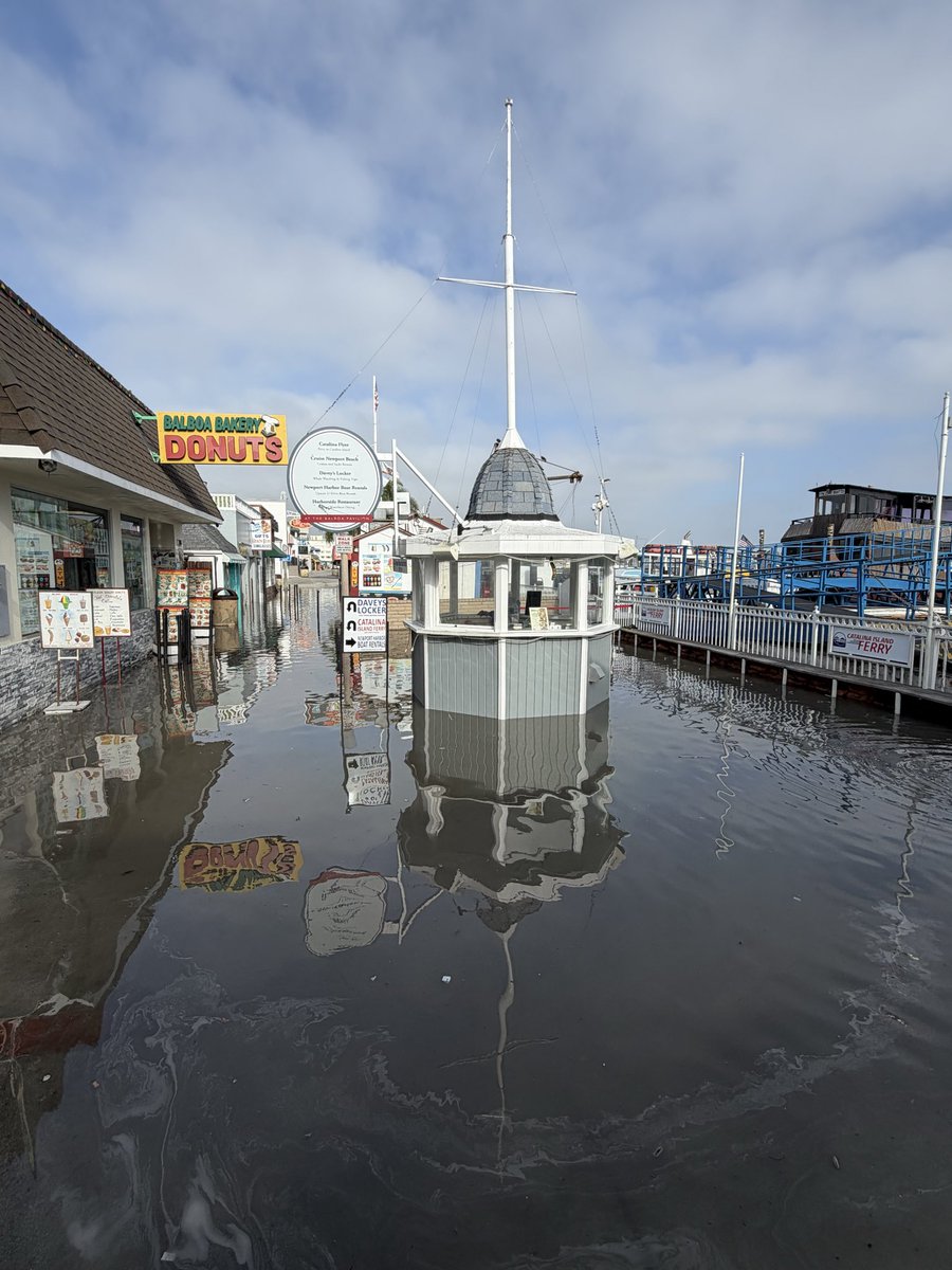 BroderickTyler's tweet photo. @Surflick Courtesy: Newport Harbor Boat Rentals. Balboa Fun zone realtime: #newportbeachflooding #kelvinwave #balboapeninsula #Elnino #balboaisland #lidoisland #hightide #kingtide #caralinaflyer #funzone #lidoisland #caflooding https://t.co/BpAQPbXOLU