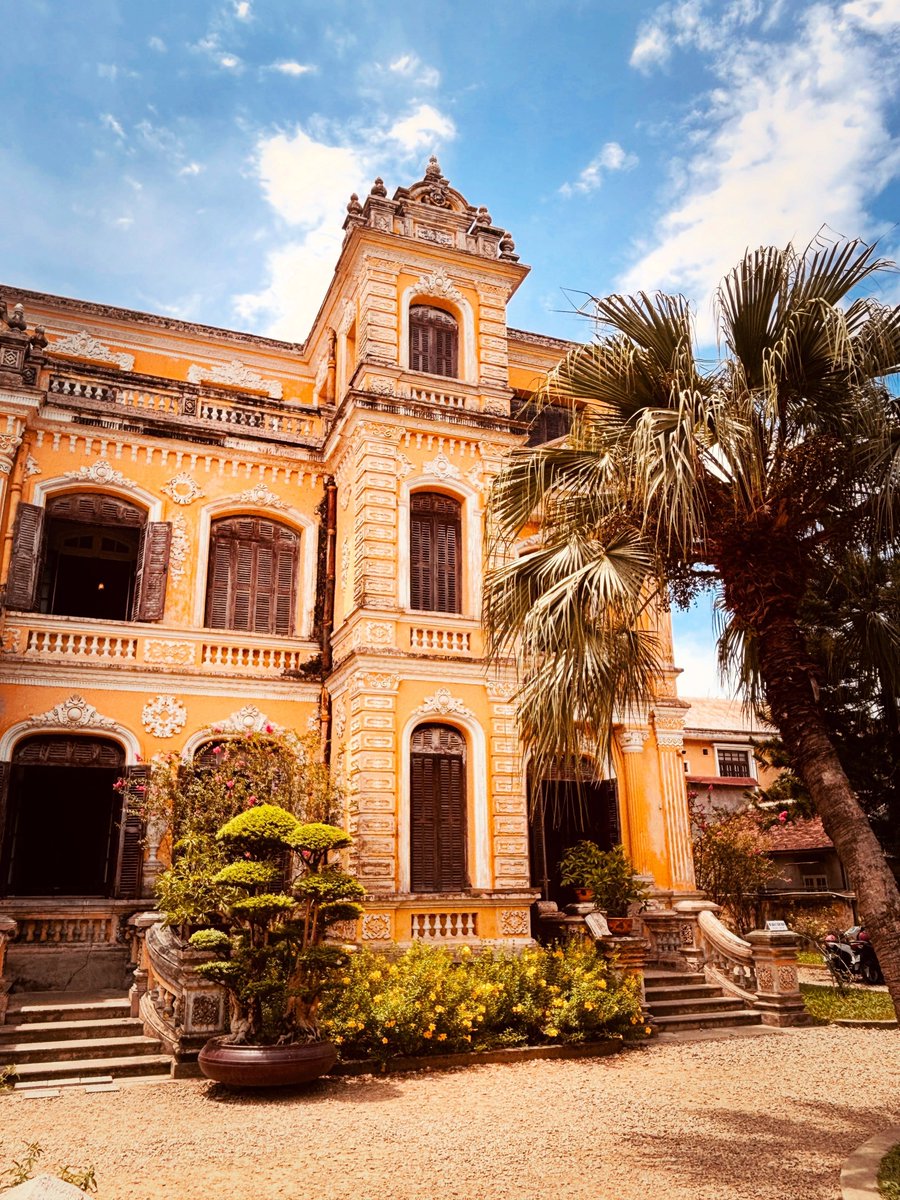 Lefasina's tweet photo. Vierter Stopp in Huế: Der An-Định-Palast verbindet europäische und vietnamesische Architektur. Prächtige Innenräume, kunstvolle Wandmalereien und ein beliebter Fotospot im Schatten. https://t.co/7Vr92zrdei