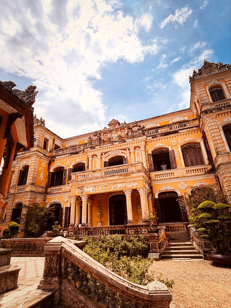 Lefasina's tweet photo. Vierter Stopp in Huế: Der An-Định-Palast verbindet europäische und vietnamesische Architektur. Prächtige Innenräume, kunstvolle Wandmalereien und ein beliebter Fotospot im Schatten. https://t.co/7Vr92zrdei
