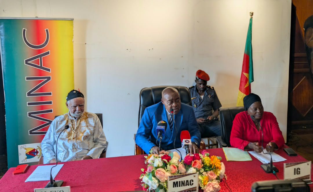 MINAC237's tweet photo. S.M.EKO ROOSEVELT icône de la musique Camerounaise reçu ce jour par M. le MINAC dans la salle Bimbia du Musée National.
Au cœur des échanges la présentation du Disque d'Or de l'icône reçu en Europe, pour son titre *"Tondoho Mba"* qui signifie *"Aime Moi Seulement"* sorti en 1982 https://t.co/kPcWqG5Dg0