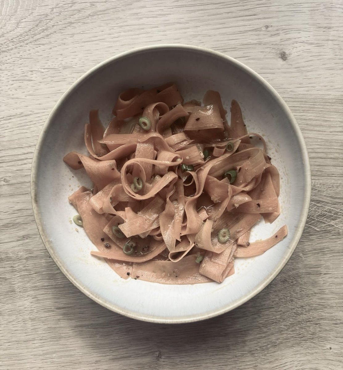 saltigesting's tweet photo. #wItwt #edtwt #edrtwt

if ur addicted to noodles and wanna make a healthier switch, very fine cut carrots and some korean sauce/seasoninhs taste fine 🥕🤍 https://t.co/JDnPDvMm7W