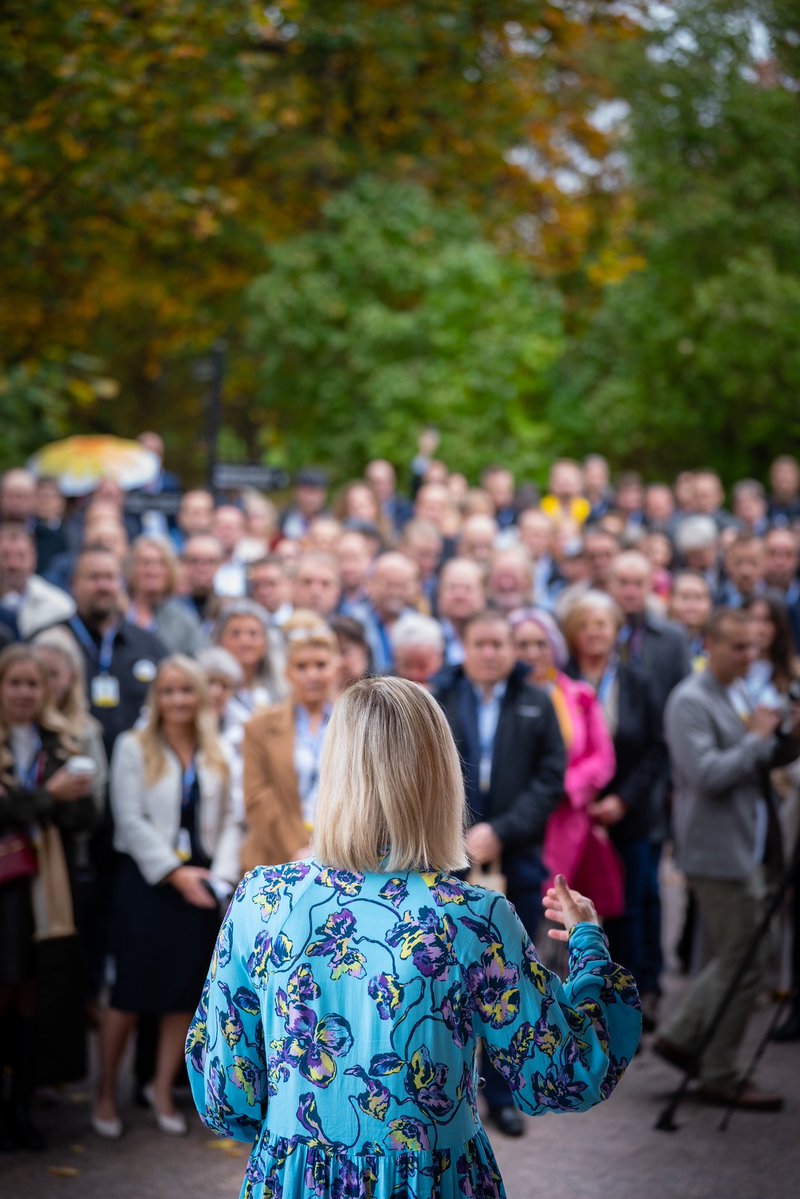 ir_rkp's tweet photo. Valtiovarainministeriö esitteli keskiviikkona laajan virkapuheenvuoron, jossa oli tavallista niukemmin synkistelyä ja enemmän optimismia. Suomella onneksi on lukuisia vahvuuksia ja talouden ongelmat ovat ratkaistavissa, mutta itsestään ne eivät korjaannu. Tekemistä on valtavasti, mutta kuten ministeriö toteaa, myös talouden sopeuttaminen vaadittavalla tavalla ei ole lainkaan mahdotonta. 

Julkisen keskustelun huomio on keskittynyt virkamiesten eläkeikään esittämiin muutoksiin. Toinen helppo kohde on hyvinvointialueiden ja kuntien määrä, joita pitää saada vähennettyä. 

Olemattomalle huomiolle sen sijaan virkapuheenvuoroon liittyvässä keskustelussa ovat jääneet kaksi muuta ajatusta, joissa Suomelle hahmotellaan uutta suuntaa.

Ensinnäkin virkamiesten puheenvuoro kyseenalaistaa viime vuosikymmenen lähes pakonomaisen tarpeen maailman kunnianhimoisimman ilmastopolitiikan tai ”vihreän siirtymän” edistämisestä. 
Suomen on puheenvuoron mukaan arvioitava uudelleen pyrkimystään olla kunnianhimoisessa ilmastopolitiikassa edelläkävijä. Linjaus on merkittävä. 

Olen vuosien varrella yrittänyt varoitella siitä, että jos Suomi yrittää liian nopeaa, pakonomaista riuhtaisua pois fossiilisista, johtaa se vääjäämättä keskeneräisten ja nopeasti vanhenevien teknologioiden käyttöönottoon ja liian koviin kustannuksiin. Suunta on oikea ja se on välttämätön, mutta on parempi kiiruhtaa maltilla niin, että kulkua ohjaa aina talouden ja teknologisen kehityksen mahdollisuudet eivätkä ideologiset päähänpinttymät tai kirkasotsainen paremmuuden signalointi. Tällä hallituskaudella on tehty tärkeitä korjausliikkeitä. Energiapolitiikka on mitä suuremmissa määrin taloutta, huoltovarmuutta, turvallisuutta ja omavaraisuutta. Sitä ei saa alistaa lapselliselle sloganpolitiikalle, jossa kulloinenkin trendi kertoo järjen sijaan, mitä on tehtävä. 

Hiilineutraalisuuden tavoittelu vuoteen 2035 mennessä ei ole koskaan ollut realismia eikä puhtaan siirtymän rationaliteettia pitäisi korvata tällaisilla hatusta vedetyillä, mutta sopivan ”kunnianhimoiselta” kuulostavilla vuosiluvuilla. 
Virkapuheenvuoro nyökkää tälle valinnalle. 

Toinen huomio: Vastaavalla selväjärkisellä otteella puheenvuorossa käsitellään myös maahanmuuttoa. Se käsittelee ulkomaisten osaajien maahanmuuttoa ja toteaa, että korkeasti koulutetun työvoiman tarjonnan puute on yksi haaste tarvittavalle talouskasvulle. Siinä se. 

Paperissa ei mainita Suomeen kohdistuvaa kymmenien tuhansien kouluttamattomien tulijoiden virtaa menestystekijänä, ja miksi mainittaisiinkaan, koska moinen on silkkaa rahanmenoa. 

Yhteiskunnan on syytä käydä läpi kaikki menonsa ja kaikki tulonsa ja tarkastella niitä sellaisena kuin ne ovat – eikä sellaisina kuin toivoisimme tai kuvittelisimme niiden olevan. Jos hiilineutraalius 2035 tulee liian kalliiksi eikä tuota vastaavaa hyötyä, on siitä syytä joustaa. Jos maahanmuutto ei kauniista toiveista huolimatta ollutkaan suuri menestys, on osattava tehdä johtopäätökset. 

Virkapuheenvuoro on muutenkin monin paikoin rauhoittavaa luettavaa. Sen kiihkoton ja analyyttinen lähestymistapa budjettivajeen korjaamiseksi tuntuu lähes nostalgiselta. Se muistuttaa ajasta, jolloin rakennettiin enemmän ja kiihkoiltiin vähemmän. 

Hysteriaan ei ole syytä. Kuten virkamiehet hyvin kuvasivat, monissa maissa on tehty suurin piirtein samankokoisia sopeutusurakoita tässä viimeisen 15 vuoden aikana ja mitään ihan dramaattista niistä ei ole näille talouksille seurannut. 

Hanskat käteen, kypärä päähän ja raksaa kohti seuraavassakin hallituksessa.