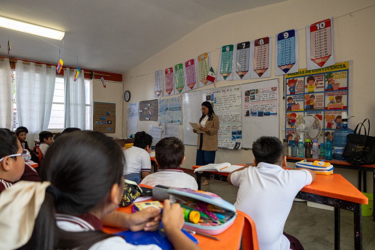 OCCE_GobOax's tweet photo. A través del Departamento de Diseño de Productos, la #OCCE visitó la Escuela Primaria José Vasconcelos para compartir el cuento "La biblioteca de los secretos", despertando la imaginación y la curiosidad de las y los estudiantes a través de las historias. 📚✨ https://t.co/jNgcGLo1ci