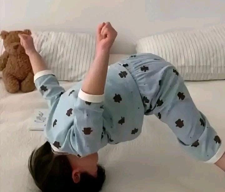 allmilove's tweet photo. Pas pulang ke rumah Byam cerita ke papi

👶🏻 : Pii, tadi Babeh disuyuh gini sama Kong.
🐱: Dihukum? Babeh kamu ngapain? 😰
👶🏻: Ndaa tawuu 🤷🏻
🐱: Abang tadi ngapainnn?! 🤨
🐶: Hehe gapapa yank 🥰

*dalam hati*

🐶: YA GARA-GARA ELU NGEFITNAH BAPAK LU SENDIRI BOCAH!!! DASAR ANAK WANTO !!! 🤯
