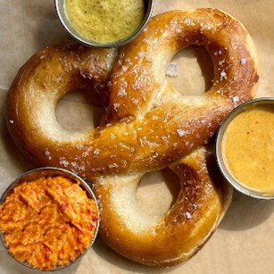 FORUMTalk's tweet photo. Celtic Pretzel will be selling hand rolled soft pretzels at our Community Day with dipping sauces, topped with melted Irish butter and salt, or topped with melted Irish butter, turbinado sugar, and cinnamon, and drinks. 🥨🥤

Learn more here: https://t.co/mrVaNZLYxN https://t.co/1Ifh5OVqGQ