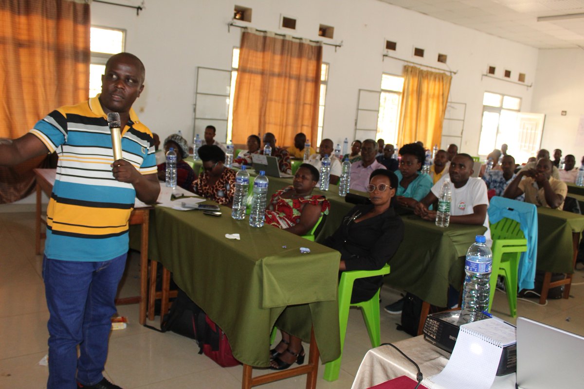 Merankabandi2's tweet photo. @ActionAid @fvs @RcbifUrunani @WorldRelief D'autres thématiques pour cette dernière journée étaient la gestion des cas, les principes d'une prise en charge centrée sur le survivant ainsi que  la sensibilisation sur l'usage des transferts monétaires de façon bénéfique au bien-être familial et de l'enfant.
#Capitalhumain https://t.co/G3X7BagXfs