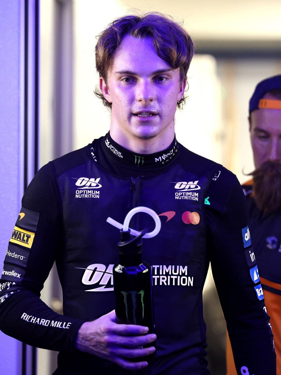 InfoOP81's tweet photo. 📸 | GENTE? 

Oscar Jack Piastri pós classificação da Sprint em Singapura! 🫠🫪 https://t.co/fuQKczLtRK