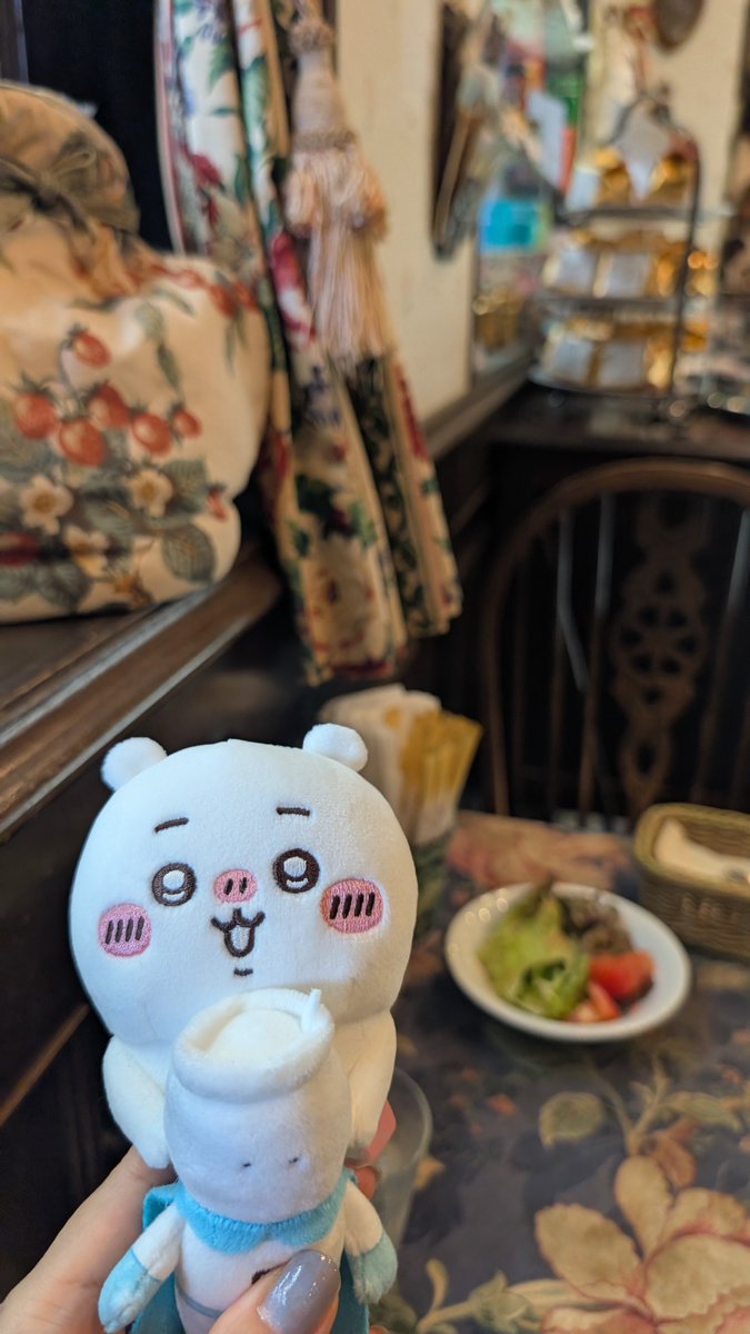 yko_matagi's tweet photo. そういえば宝塚版RRR観に行く時、宝塚駅から花のみち行く途中にあるティールームフラッと入ったんだけど、内装も食事もショーケースに並んだケーキもめっちゃ良すぎて朝食がわりにケーキとビーフシチューをドカ食いしてしまった。次はスコーン食べたい https://t.co/Lu0nUmSlsN