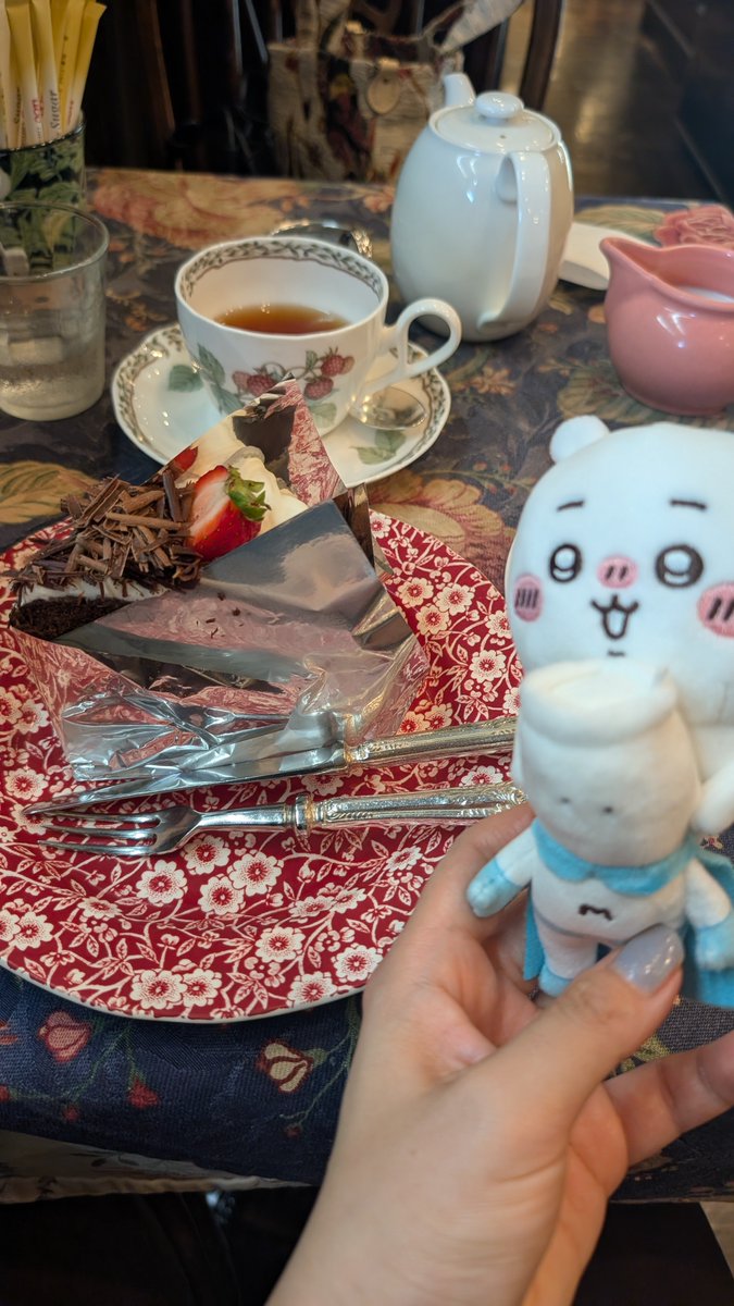 yko_matagi's tweet photo. そういえば宝塚版RRR観に行く時、宝塚駅から花のみち行く途中にあるティールームフラッと入ったんだけど、内装も食事もショーケースに並んだケーキもめっちゃ良すぎて朝食がわりにケーキとビーフシチューをドカ食いしてしまった。次はスコーン食べたい https://t.co/Lu0nUmSlsN