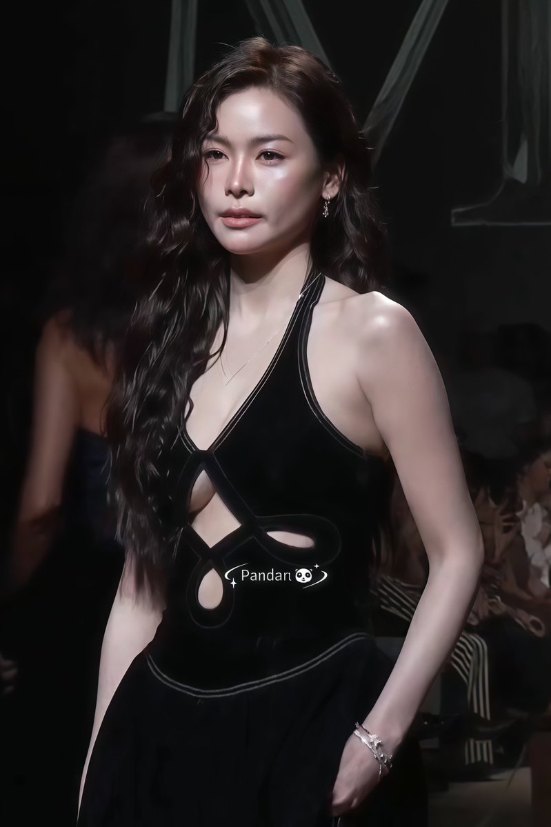lutang960182047's tweet photo. Stunning in this black🖤
Sexy yet fierce～
希望你有一天走上国际T台

ENGFA BIFW26 SIAM PARAGON #ENGFAxMERGEatBIFW2026 https://t.co/9w9h7eY9Yj
