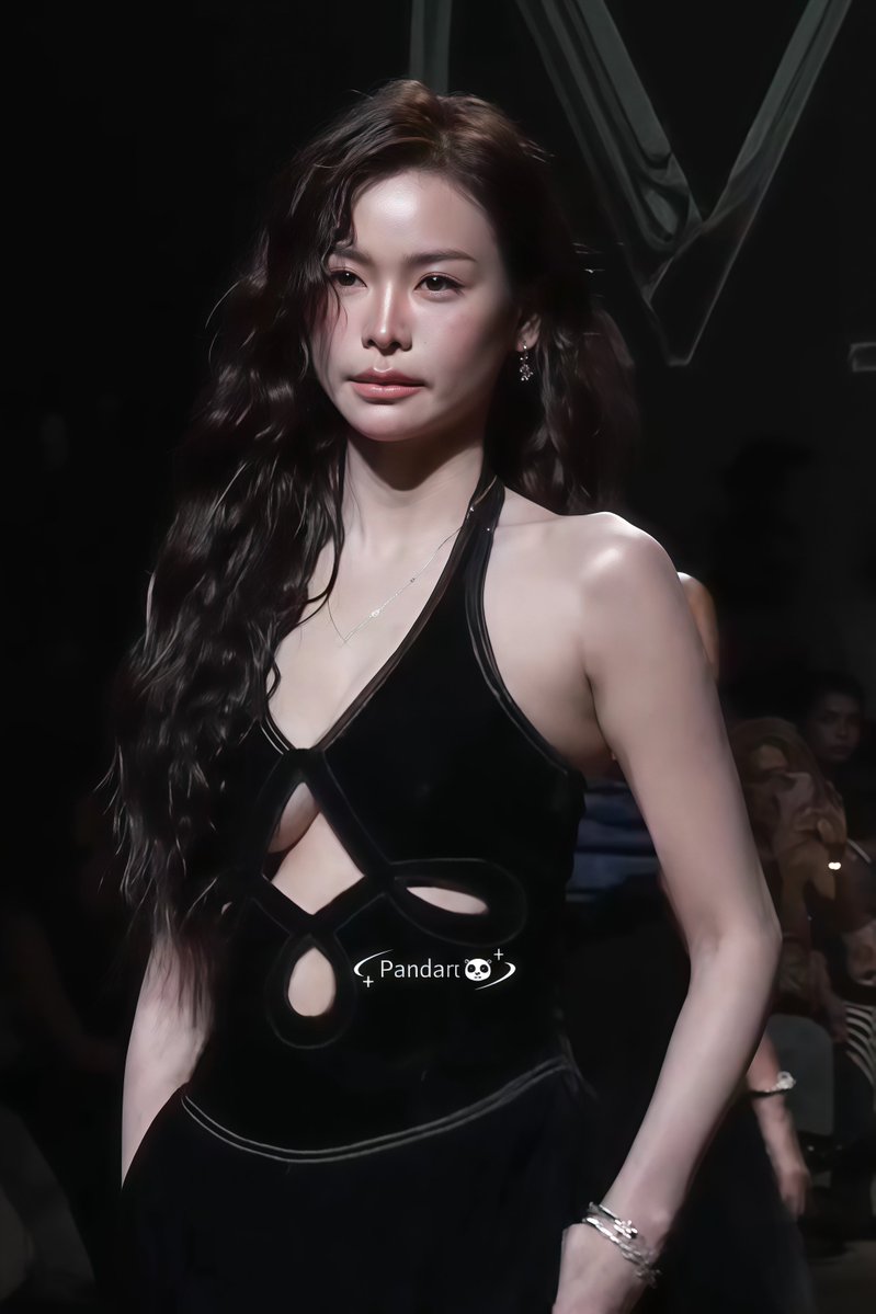 lutang960182047's tweet photo. Stunning in this black🖤
Sexy yet fierce～
希望你有一天走上国际T台

ENGFA BIFW26 SIAM PARAGON #ENGFAxMERGEatBIFW2026 https://t.co/9w9h7eY9Yj