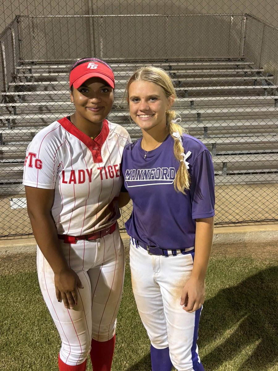 TulsaElite2829's tweet photo. ✨Teammates✨ <—@JaydaWoodxbsp  @Bella_gilbert29 —> 
These two battled 13 innings in Game 2 of their day yesterday! 💪🏻🧡🖤 https://t.co/nxNBTI40d3