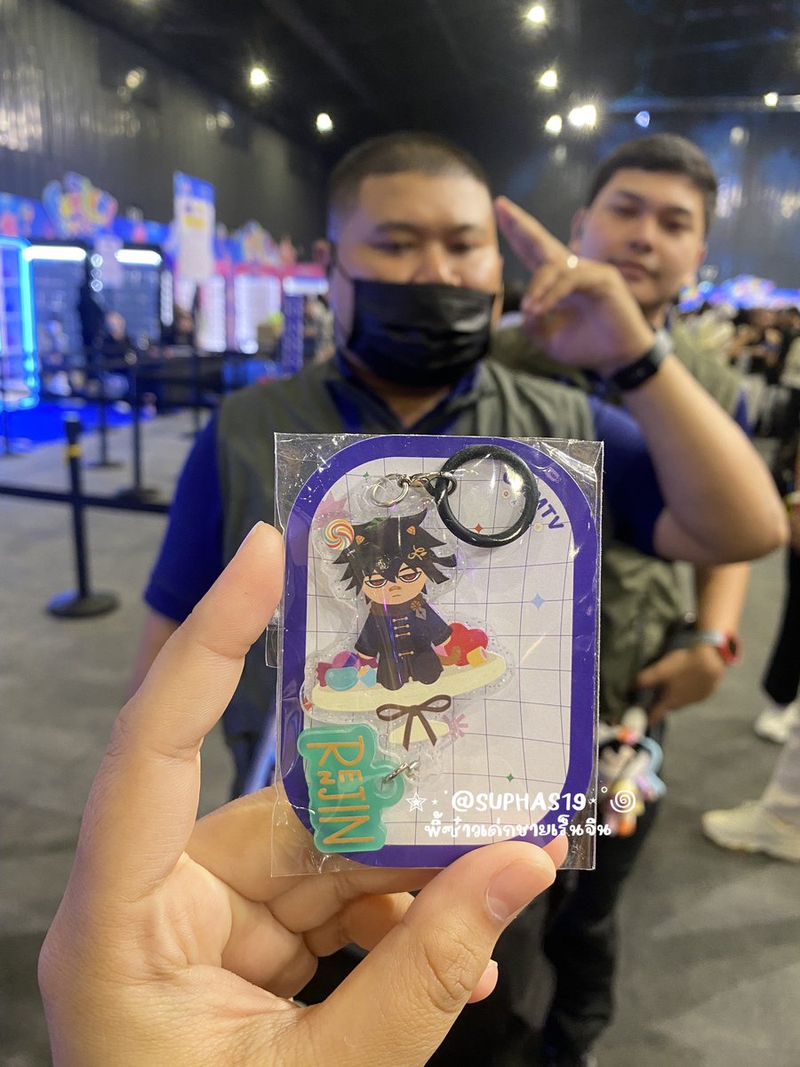 suphas19's tweet photo. พี่การ์ดน่ารักมากกก 😭😭😭

🫡: หาใครคับ?
เรา: หาเร็นจินค่ะ🥹
🫡: ถ้าเอา 2 อันได้ไหม
เรา: ได้ค่ะ
🫡: หยิบเร็นจินออกมาจากกระเป๋ากางเกงแล้วยื่นให้
เรา: ฮือออ ขอบคุณค่าาา ตัวสั่น ยืนอึ้ง พร้อมบอกพี่การ์ดว่าพี่เอาโปสไปอีกไหมคะ555555

//เกือบร้องไห้กลางงาน
#GMMTVFANIVAL2026HappyFamily https://t.co/wOKJGI7AMw