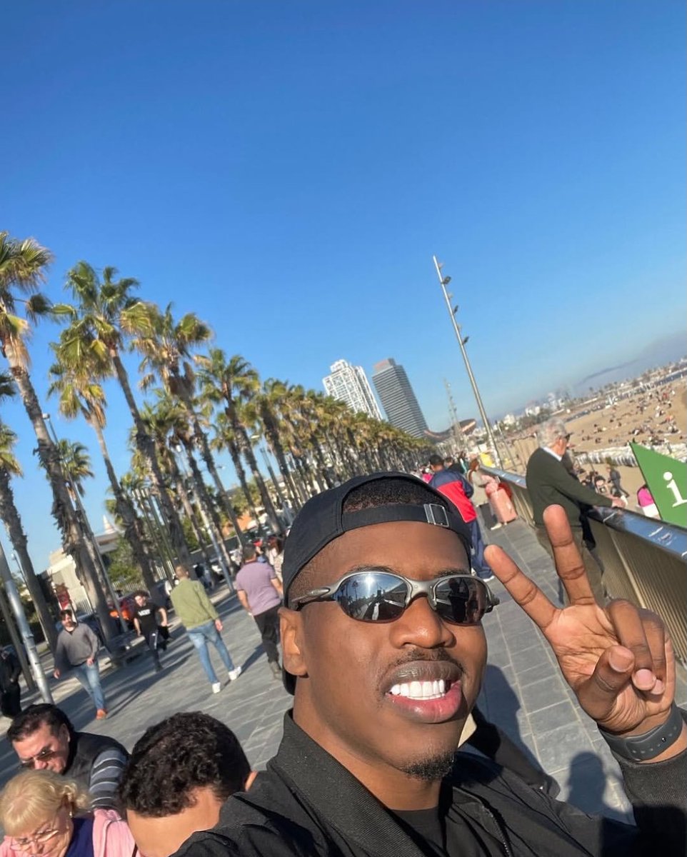 HardClipX's tweet photo. 🚨 FONTINNELE, QUE AINDA ESTÁ PRESO EM DUBAI, MANDA RECADO NO DISCORD!

Em mensagem, o streamer falou sobre seus planos, revelou ter feito uma nova tatuagem e citou Jhow RJ, Kosky, seu pai e JP Gordinho como seus amigos mais próximos. Ele também afirmou que está resolvendo as coisas por conta própria, com a ajuda apenas das pessoas que mencionou.

📝 "Tropa, aprendizado e tô levando no blindão, forte abraço, qualquer dia estaremos juntos. Tô cheio de planos e forta igual 50 Cent, e fiz uma tatto nova kkkk

Meus amigos são Jhow, Kosky, meu Pai, JP gordinho e nós. E tem uns ou outros de fora, os demais memória curta, mas nós é astro e sai de sinuca kkkk

REAL LIFE NÃO SOMOS PERFEITOS MAS SOMOS REAIS SAUDADES DO DISCORD

Afro tá cmg, tudo resolvido, nós só tem nós por nós mesmo. Sem ninguém ajudando, tirando o pessoal que falei aí. Mas preciso de ninguém, eu resolvo solo como Jorge Feijão.

E não pude comprar meu bônus no bonanza pela última vez, isso tá acabando cmg."