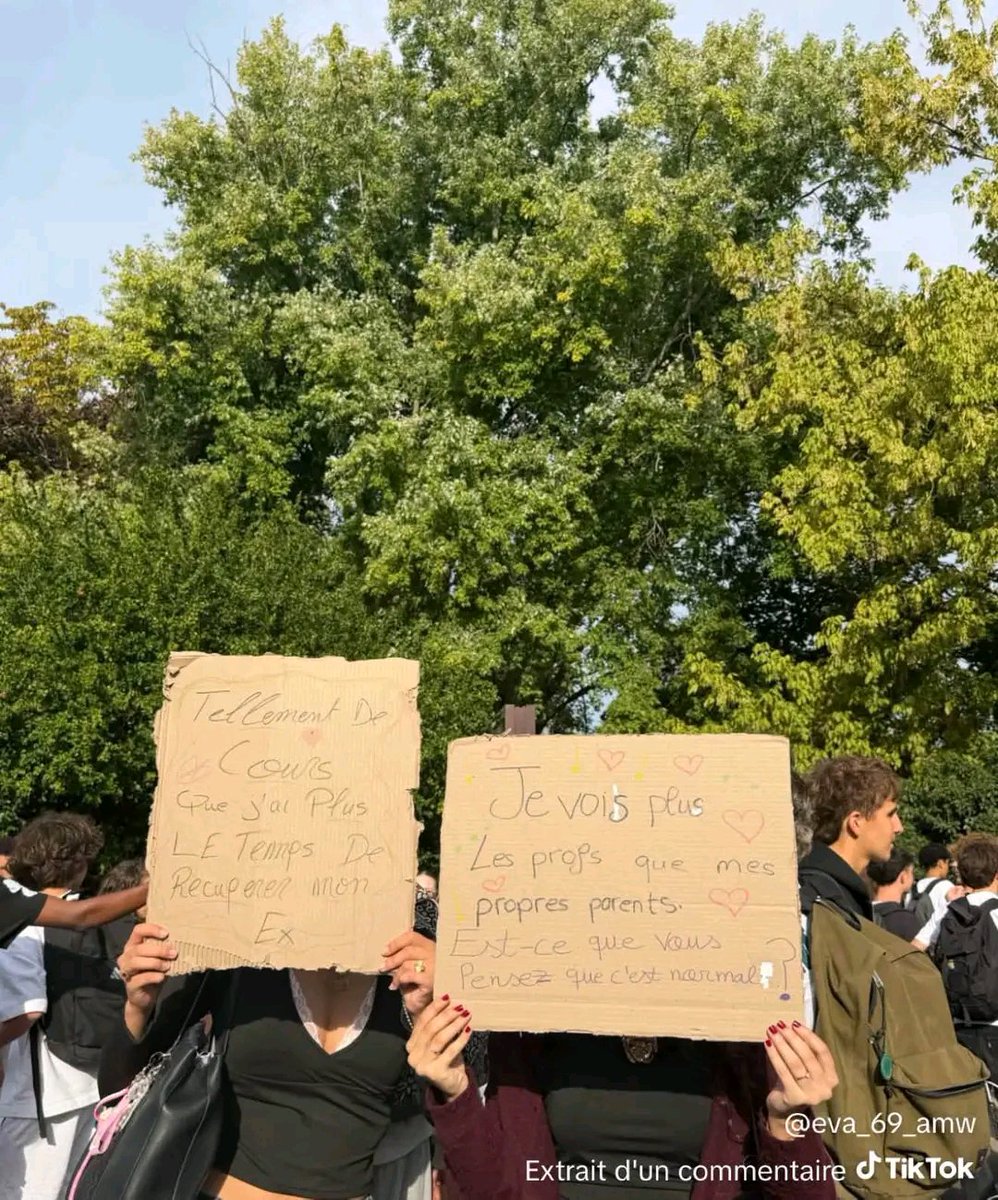 Jeremiepaul_KS2's tweet photo. Les pancartes les plus hilarantes des lycéens français lors du blocus🤣🤣🤣😭 https://t.co/v495QQICxX