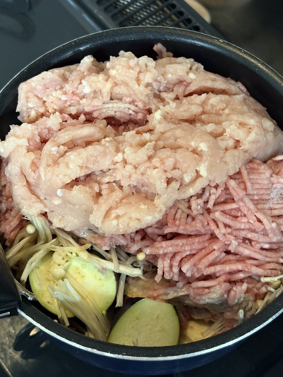 junichi_1221_'s tweet photo. 無水キーマカレーつくり中
トマト、なす、えのき、しめじ、豚挽肉、鶏むね挽肉、スパイス
大成功の予感😅 https://t.co/98GY4f0kmE
