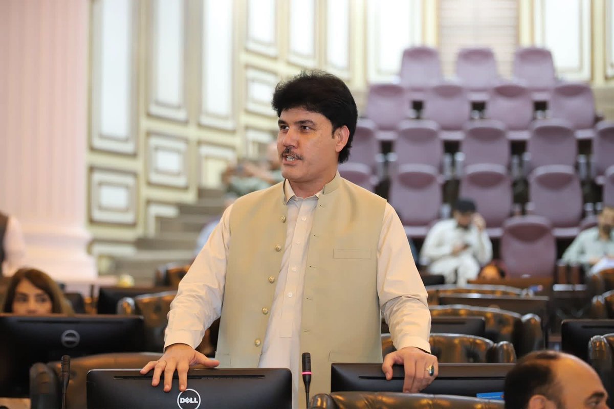 MeFaheem's tweet photo. گورنر فیصل کریم کنڈی کی پریس کانفرنس پر پی ٹی آئی کے رکن اسمبلی عبدالغنی آفریدی کا جواب
وفاقی حکومت دو روز میں گرانے کا دعوی

ہمیں اچھی طرح معلوم ہے کہ آپ کس طرح گورنر بنے ہیں
سٹیبلشمنٹ سے صرف اتنی درخواست کرتا ہوں کہ ایک یا دو دن کے لیے ان (گورنر) کی پشت پناہی چھوڑ کر دیکھیں
اگر دو دن میں آپ کی وفاقی حکومت نہ گرا سکے تو سیاست چھوڑ دیں گے
خدا کا خوف کریں
اگر عوامی مینڈیٹ کے مطابق وفاق میں حکومت بنتی تو آج خیبر پختونخوا میں گورنر بھی پی ٹی آئی کا ہوتا
آپ کا گورنر بننا، وفاقی حکومت کا قیام اور صدر کا انتخاب بھی جعلی ہیں
پی ٹی آئی کی طاقت کسی سرکاری عہدے یا ادارے کی پشت پناہی نہیں، بلکہ عوام کی طاقت ہے
ہم کسی سے ڈرتے نہیں
 ہماری جدوجہد آئین اور قانون کے دائرے میں ہوگی

عبدالغنی آفریدی کی پوسٹ
