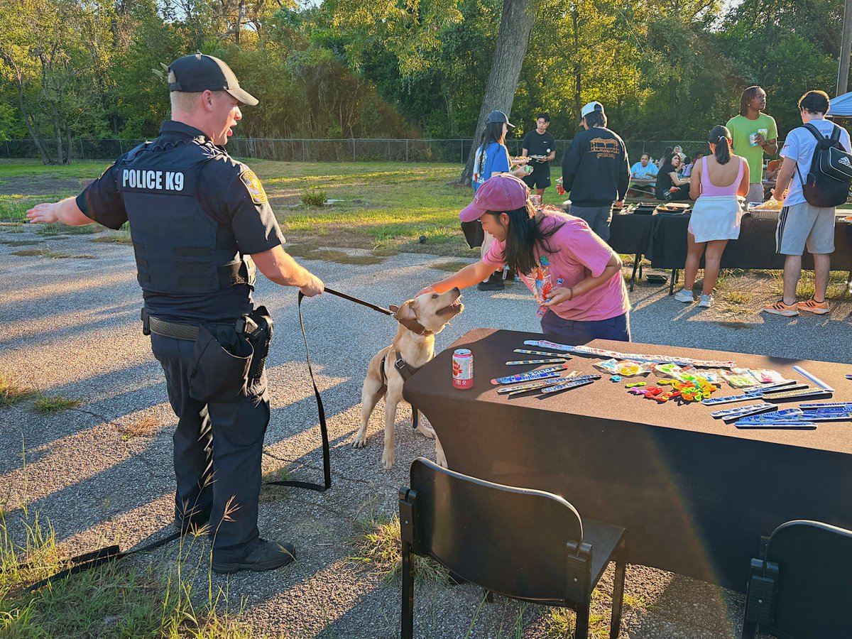 UTAustinPolice's tweet photo. A few more moments from National Night Out.🧡

#UTPD #WeSERVE #NationalNightOut https://t.co/p6GL1MBtlD