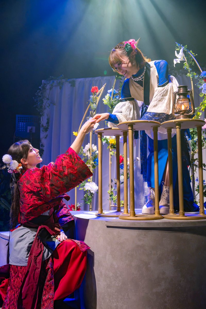 CMSstage's tweet photo. ||◤　#ロミジュリOC　◢||

▼各バージョン千穐楽をアーカイブ配信中🌼
https://t.co/jEadFBRoaC
チケット価格：4,000円
アーカイブ期間：〜10月17日23:59

ロミオ【C】とジュリエット【O】のオフショット📸
作画が少女漫画すぎるおふたり🥹🥹 https://t.co/1YpC2UZtyi