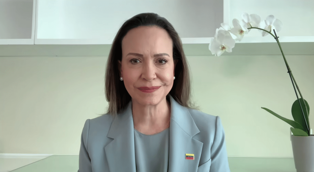 ReporteYa's tweet photo. #9Oct #Venezuela #MaríaCorinaMachado #Elecciones
María Corina Machado propuso celebrar elecciones presidenciales en Venezuela antes del 24 de julio de 2027 y exigió transparencia sobre los ingresos petroleros supervisados por Washington. También reconoció diferencias con la Casa Blanca sobre el ritmo de la transición. – Efecto Cocuyo