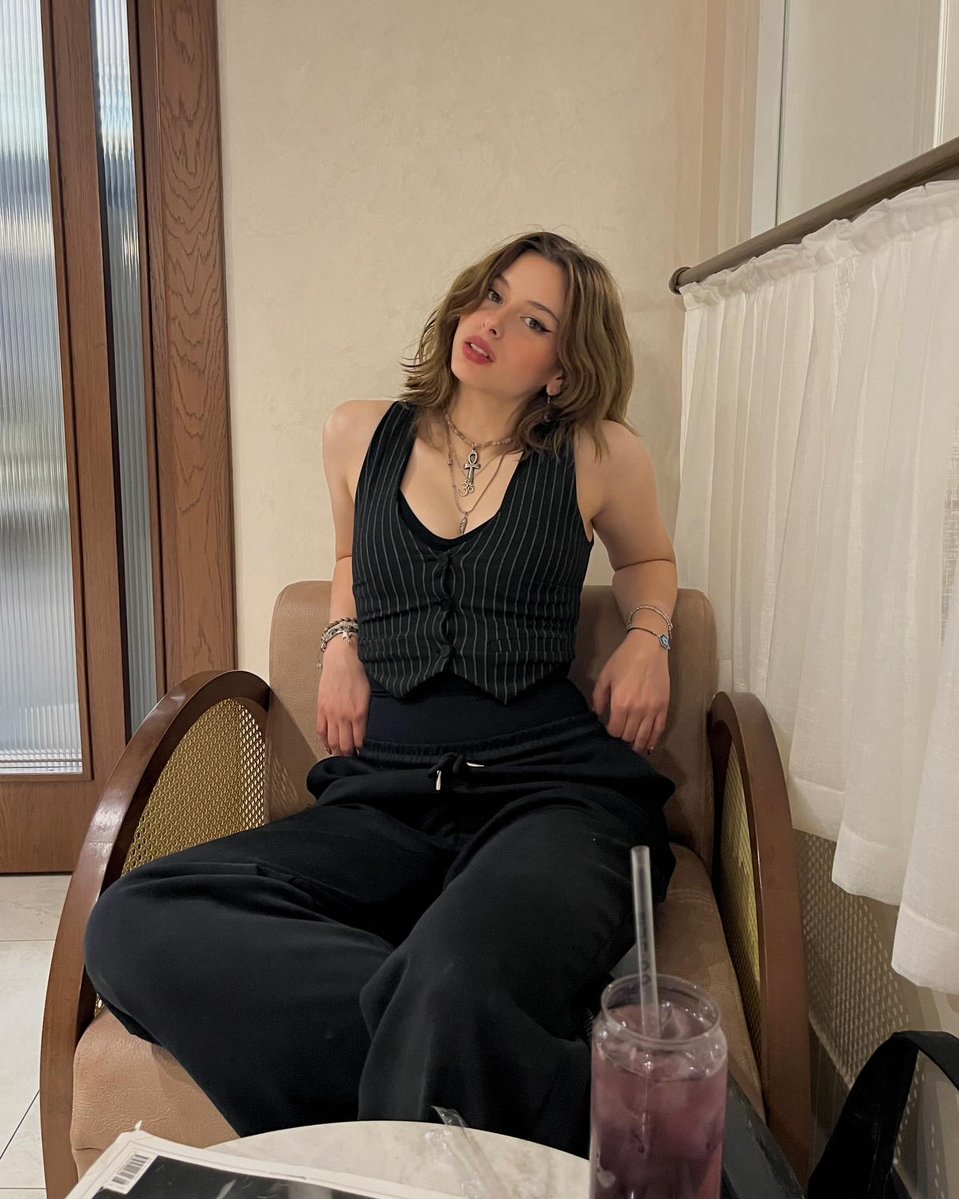 bosunatiklama's tweet photo. Fotoğrafıyla dünya çapında viral olan voleybolcu Meryem Cabbaroğlu:

▬ Fotoğrafı tavuk pilav yerken arkadaşımla karar verip attım.

▬ Annem Rus, babam Yozgatlı, doğma büyüme Ankaralıyım.

▬ Mümkün olduğunca yorumları okumamaya çalıştım. https://t.co/tMrBhR5Qpp