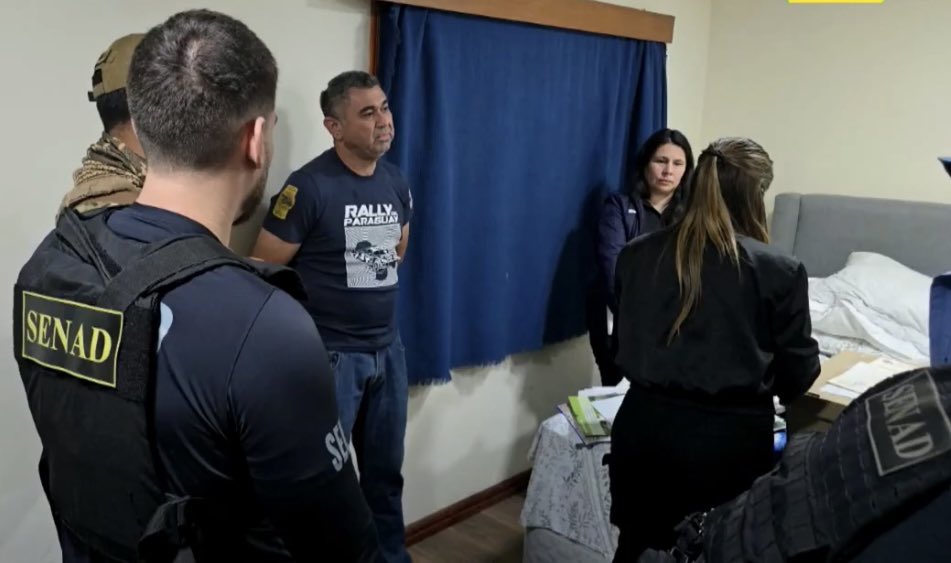 notipolitica26's tweet photo. 🔴🚨 La operación “Insider” dejó tres detenidos en el marco del caso Narcojet, que investiga el ingreso de un jet privado con marihuana desde EE. UU. En paralelo, la Policía reportó la detención de Gustavo Sandoval.
#Narcojet #SENAD #Paraguay https://t.co/LpBIUONzsJ
