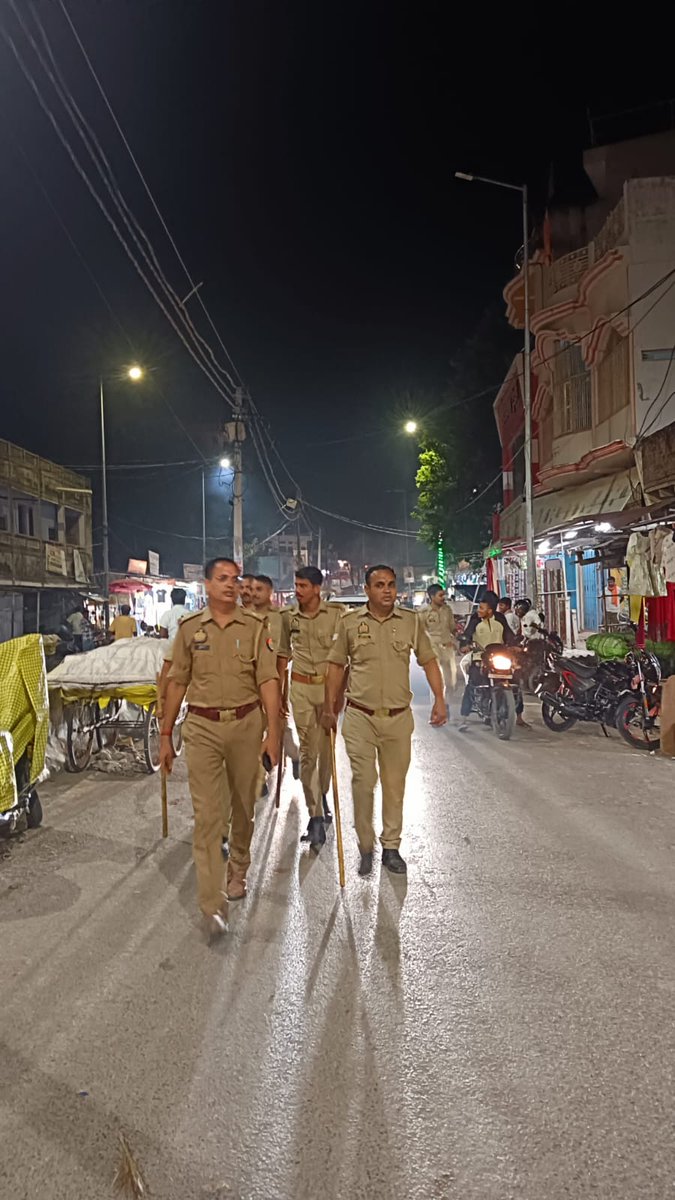 balliapolice's tweet photo. #SPBallia श्री डॉ0 ईरज राजा के निर्देशन में जनपद में शांति व कानून व्यवस्था बनाए रखने तथा आमजन में सुरक्षा का भाव जागृत करने के उद्देश्य से #PS_सिकन्दरपुर पुलिस द्वारा मुख्य मार्गाें व अन्य भीड़ वाले स्थानों पर पैदल गस्त की गई। #Ballia #बलिया
@Uppolice
@dgpup
@digazamgarh https://t.co/rglkzOHexj
